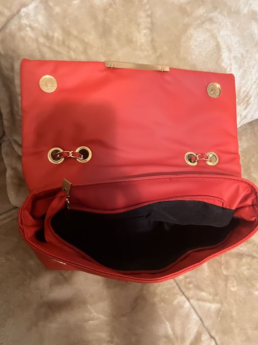 Mala / bolsa vermelha com detalhes dourados