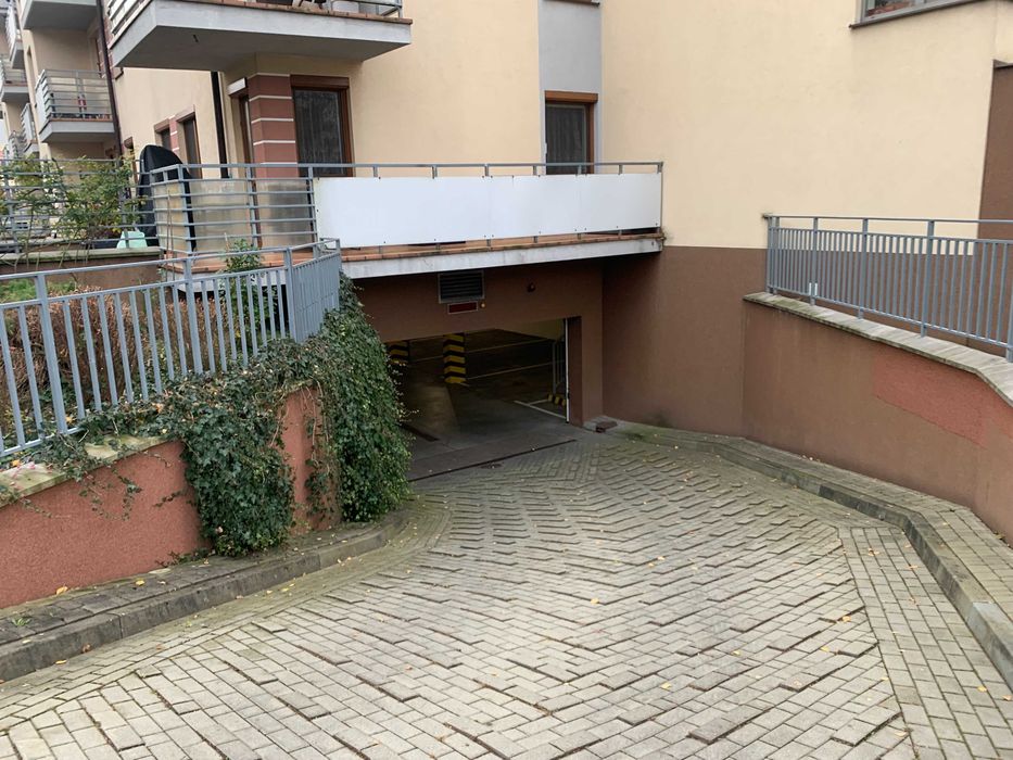 Pobitno, miejsce postojowe w garażu podziemnym ul. Twardowskiego