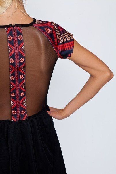 Стильне вишите плаття з голою спинкою