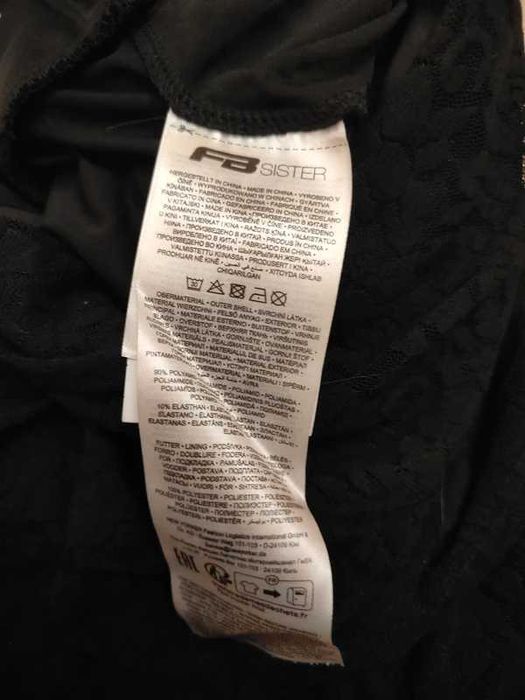 Skort (calção-saia), o que oferece o visual feminino de uma minissaia com uns calções por baixo