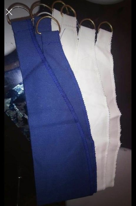 Um jogo de cortinados azuis e bege