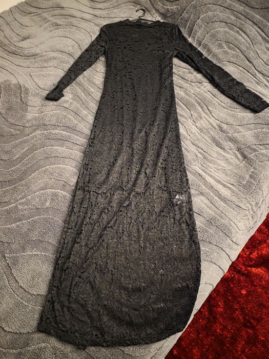 Vestido em renda com forro preto