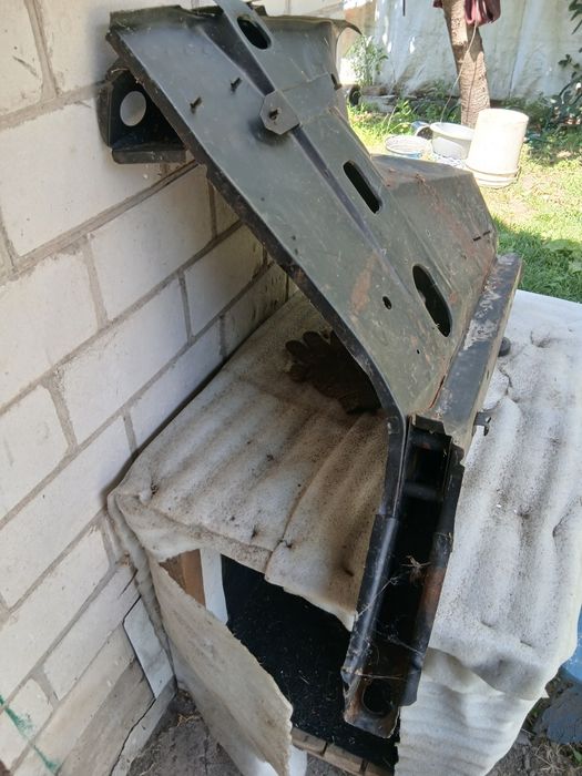 Бризговик пер. Лівий ваз 2104-07 .