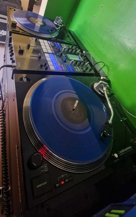 2x Gramofony, 4x Vinyl-e Timecode- 2 Serato i 2 rekordbox, 2x Case