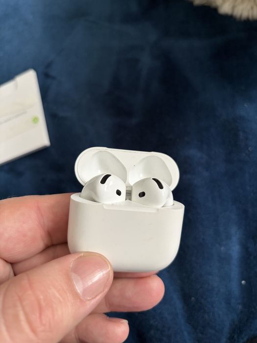 Apple AirPods 4 без шумодава