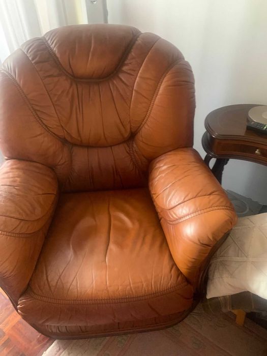 Sofá cama em pele + poltrona em pele