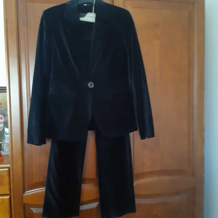 Peças de roupa bem estimadas . Blazeres, camisas, calças, saias,