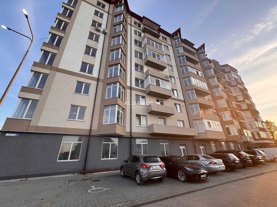 Продаж просторої 3-кімнатної квартири всі комунікації запущені біля Озера!