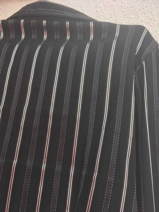 Camisa Preta com Riscas Brancas Brilhantes