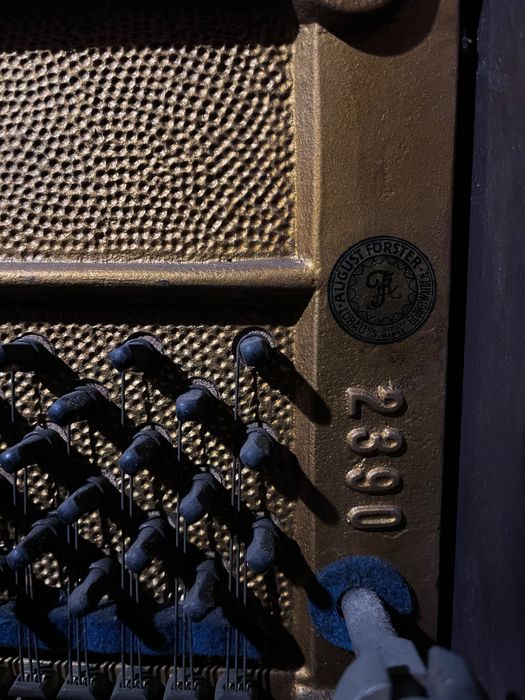 Pianino August Förster Löbau ok. 1930 r. | nr seryjny 62301 | pełna żeliwna rama