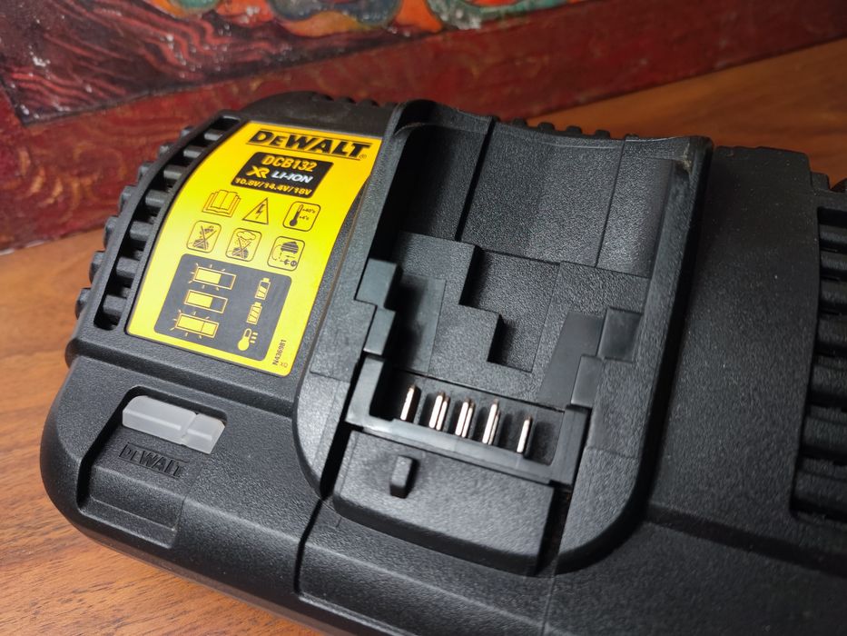 Dewalt DCB132 Ładowarka podwójna 10,8-18V  Flexvolt 54v