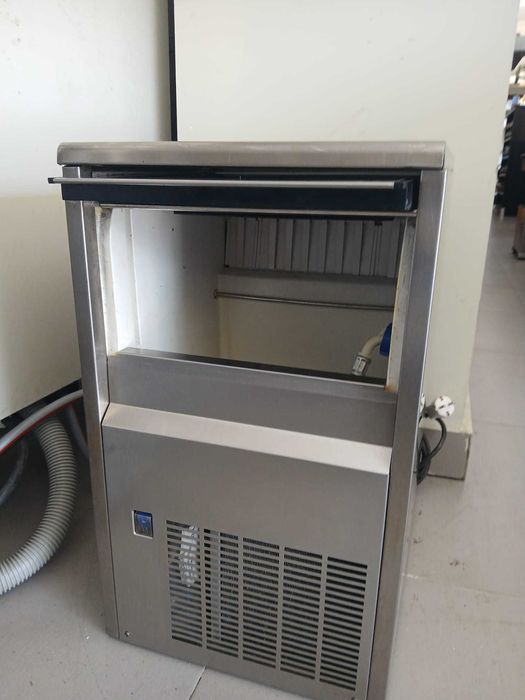 Maquina de gelo em cubo  Usada Produção 22 kg em 24 horas 220v Dimensoes 360x480x600 380 euros