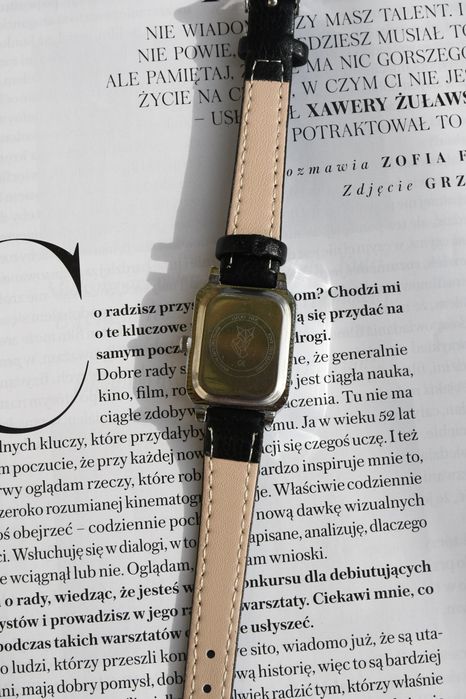 Vintage zegarek z czarnym paskiem i białą tarczą retro old money