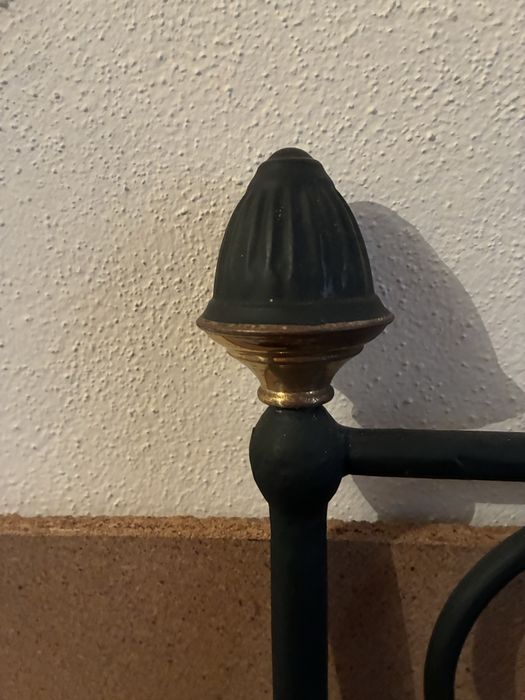 Duas camas antigas em ferro com brasão