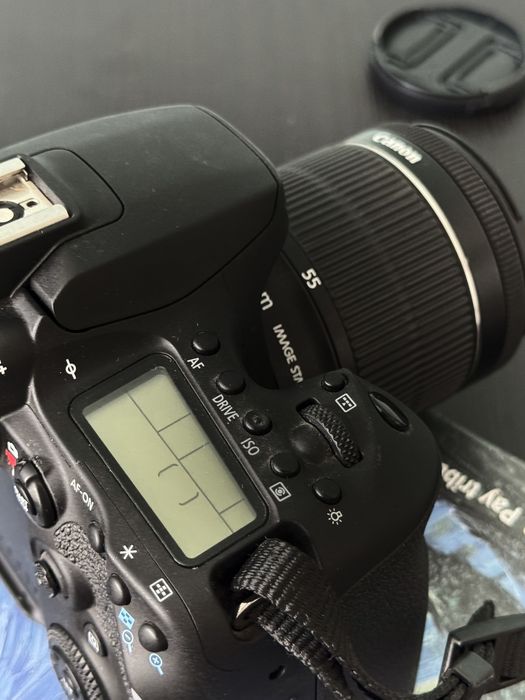 Canon EOS 90D com lente Canon EF\-S 18\-55mm IS STM\.