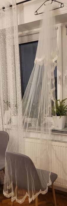 Długi welon ślubny zdobiony koronka
