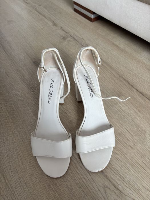 Białe sandały na obcasie