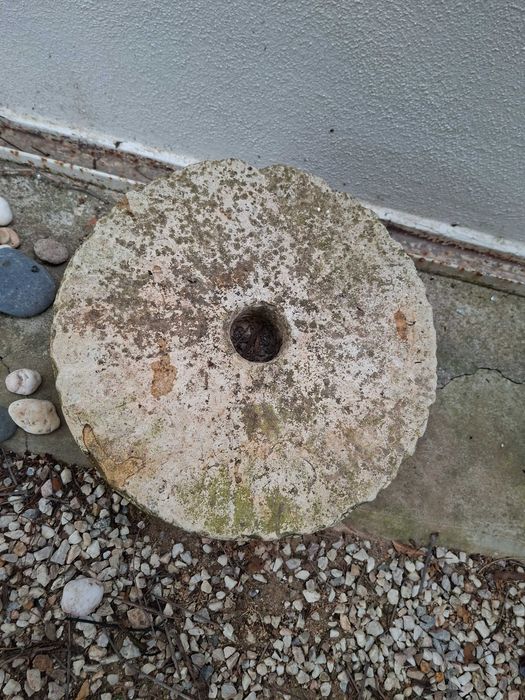Par de Mós antigas de moinho manual esculpidas em pedra natural, para moer cereais