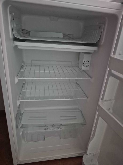 Frigorífico branco, pequeno, em perfeito estado de funcionamento,  pouco uso.