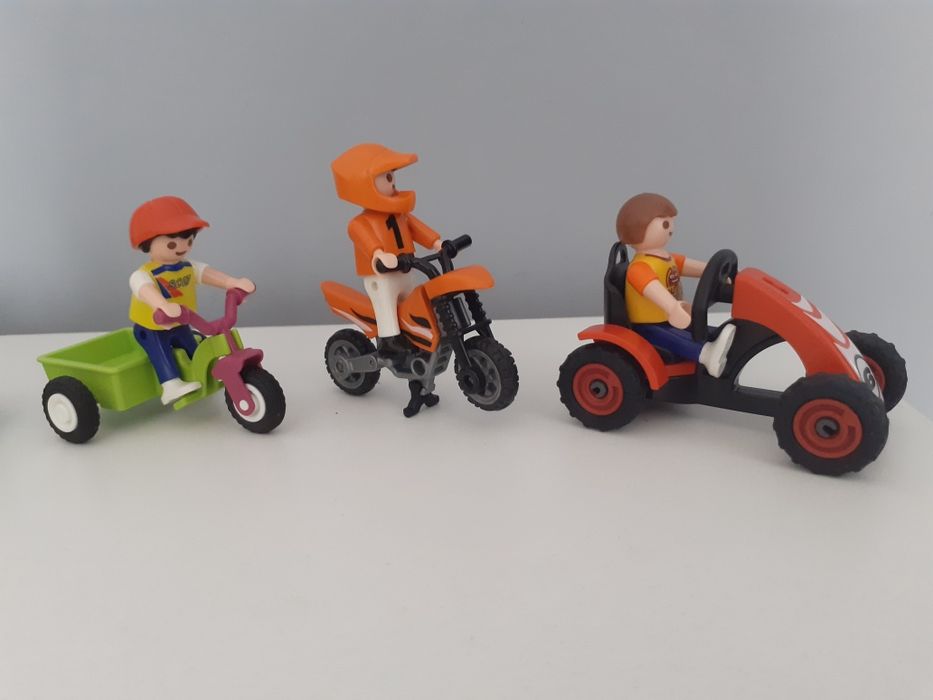 Dzieci i pojazdy. Playmobil