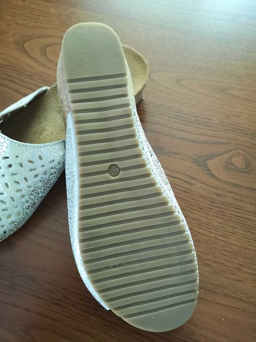 Klapki skórzane srebrne F-my Lasocki roz. 38