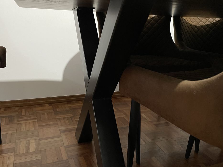 Mesa de jantar com pés de metal