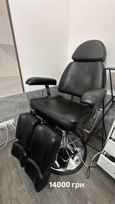 Крісло для педикюру, стіл для манікюру