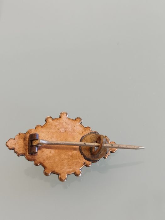 Lindo broche antigo de latão