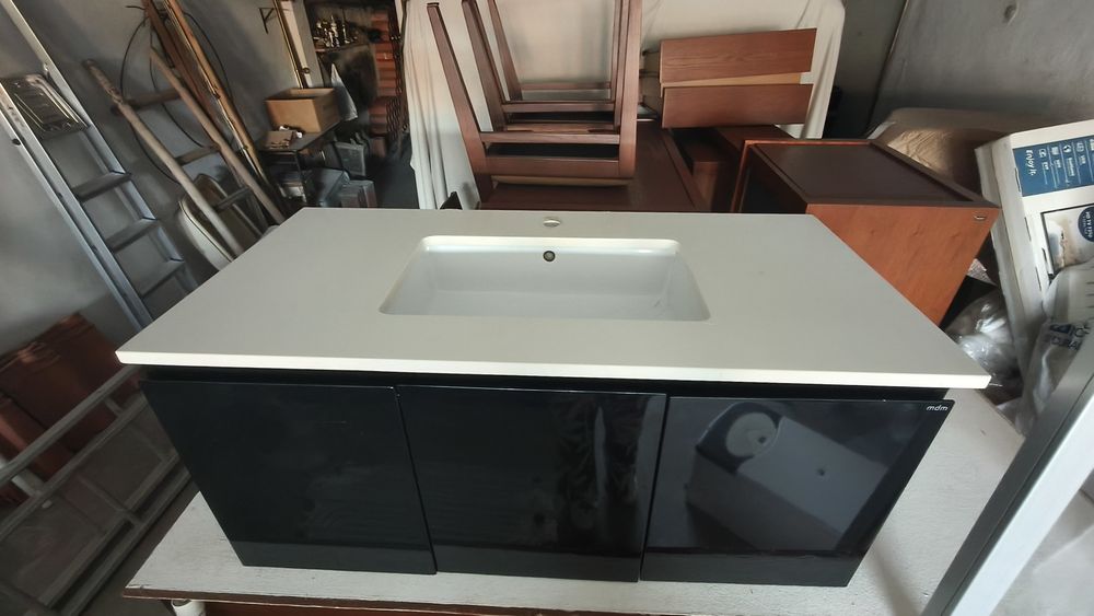 Móvel preto brilhante WC  com lavatório