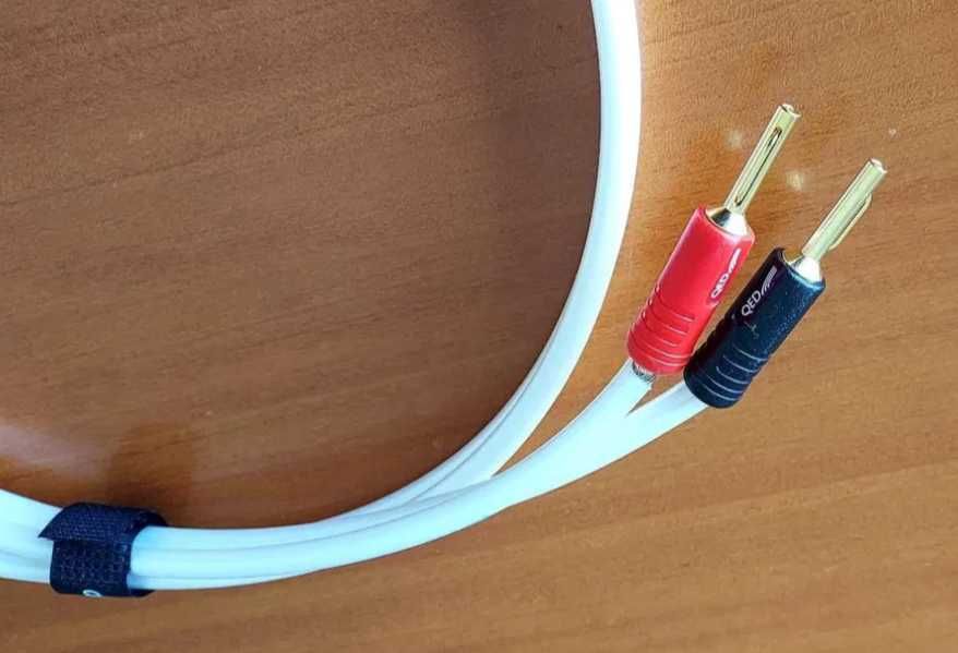 QED Reference XT400 1m + 4x Banana QED Screwloc (single cable)