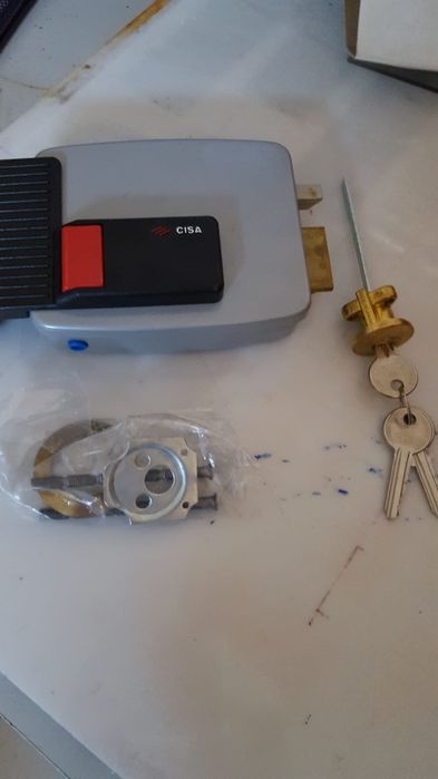 Fechadura eléctrica Cisa e Iseo