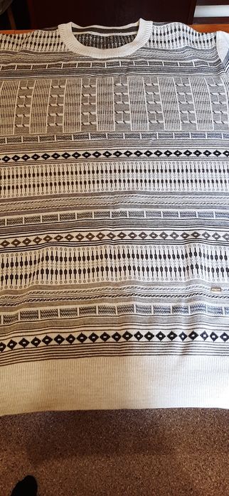 Продам два фирменных свитера