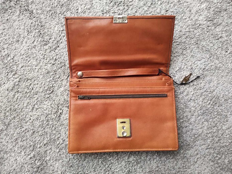 Maleta em pele castanha