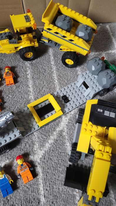 Mix pojazdów Lego z ludzikami