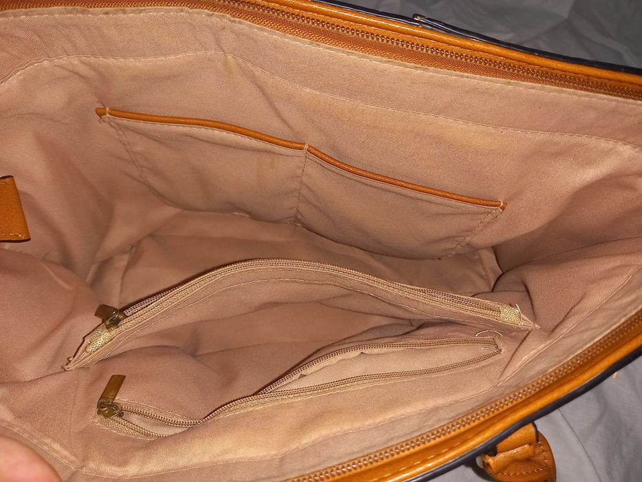 Mala em tons castanhos