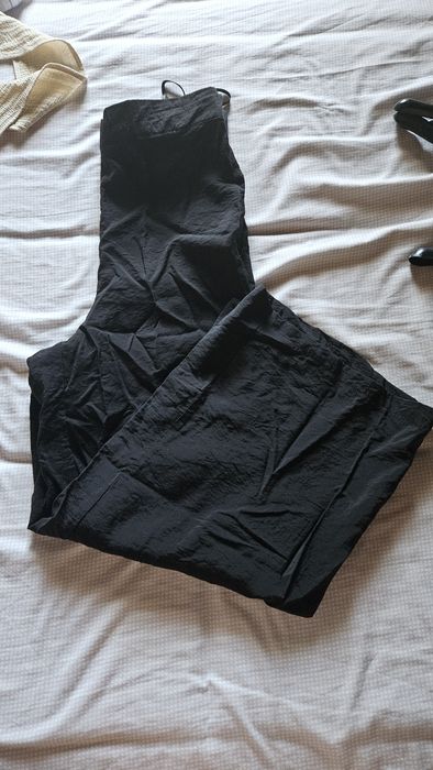 Várias calças jeans e pantalonas