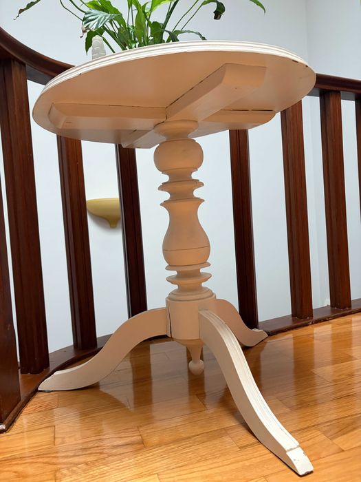 Mesa de Apoio Redonda Branca em Madeira