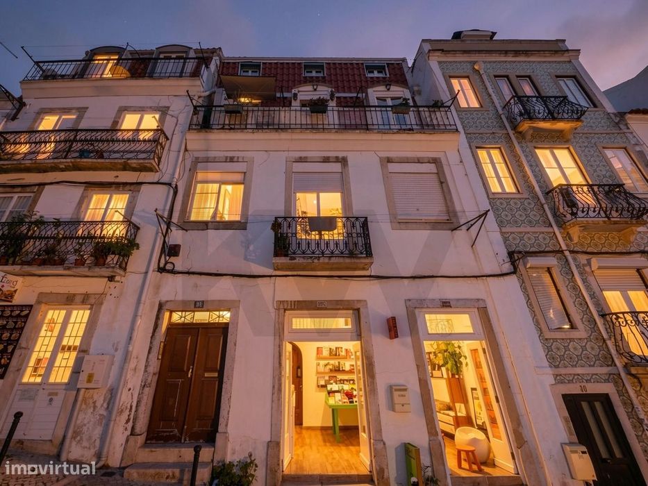 Vende-se T3 na Calçada de Santana com vista Rio Tejo e cidade Lisboa