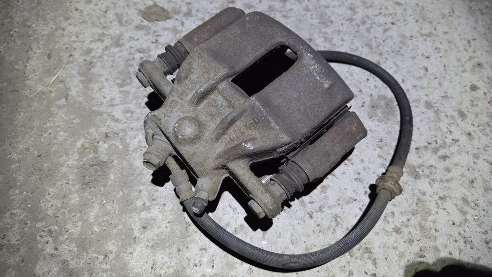 Супорт правий передній Nissan Note E11 2006-13,  41001AX60A