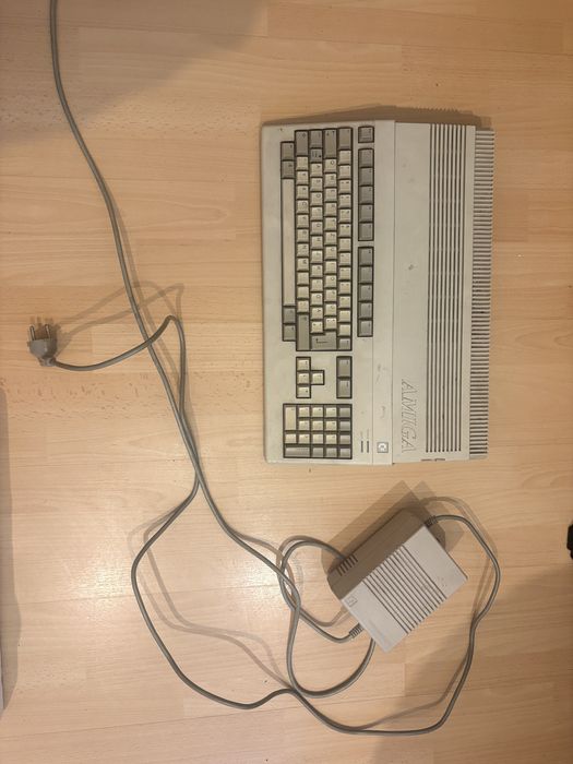 Commodore Amiga 500 West Germany + A1011 + A520 + mysz + zasilacz + dyskietki