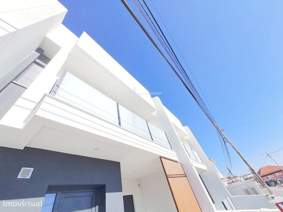 Moradia geminada T4, arquitetura contemporânea com garagem - Vale d...