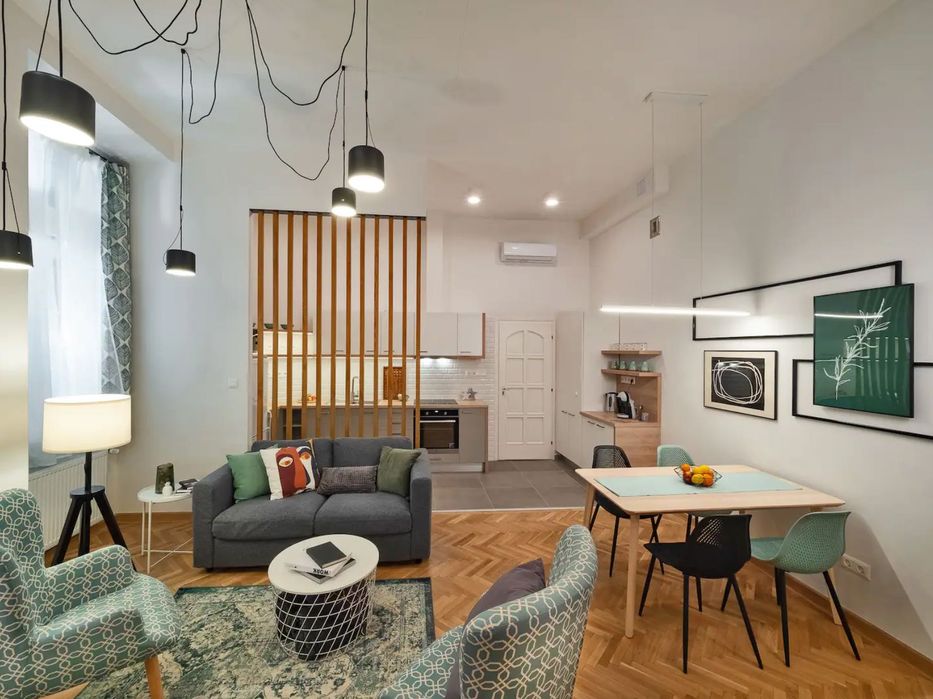 Є гаряча/холодна вода, опалення, генератор на ліфт та працює wifi