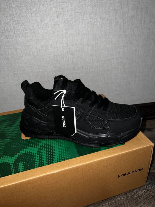 Продам чоловічі кросівки