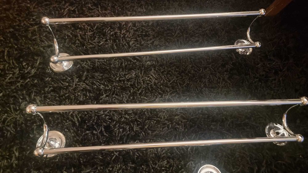Toalheiros  e outros materias de WC curvos em inox usados