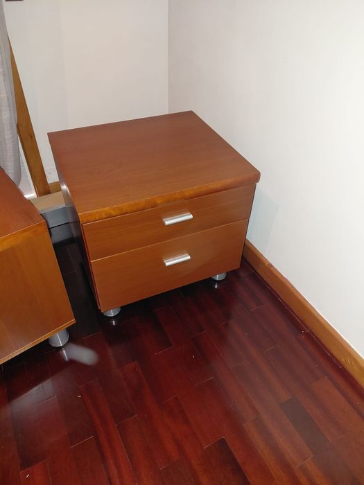 Cama com estrado e mesas de cabeceira