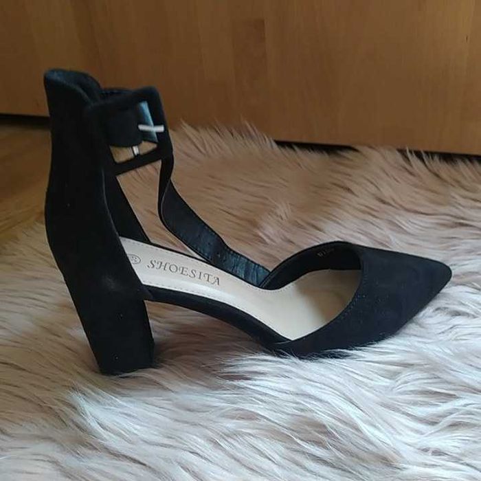 Czarne czółenka na słupku z paskiem na kostce a'la zamsz rozm. 39