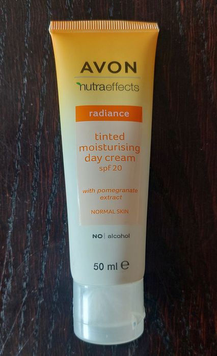 Avon Nutraeffects Radiance krem nawilżająco koloryzujący SPF20
