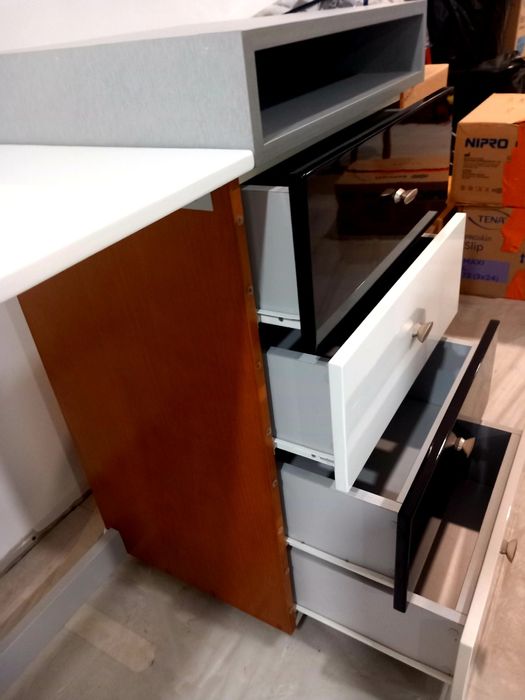 Secretária  com bloco de gavetas+ Cadeira