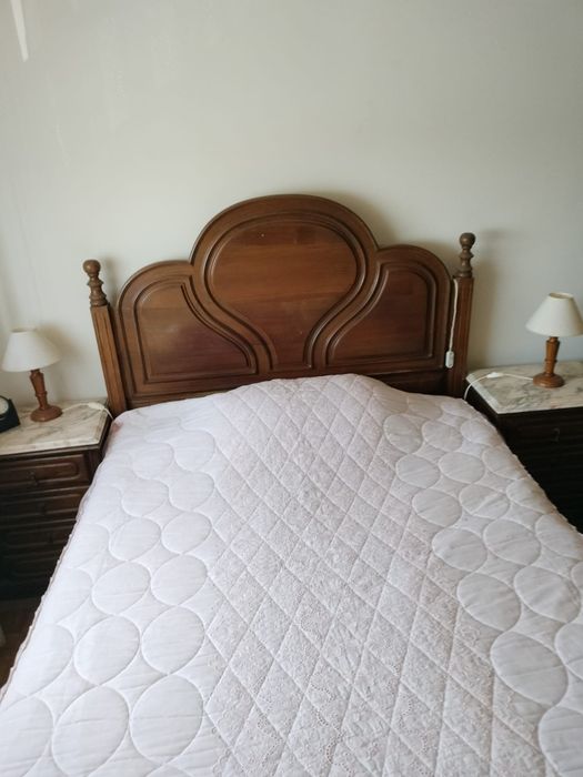 Quarto  com cama, roupeiro e cómoda