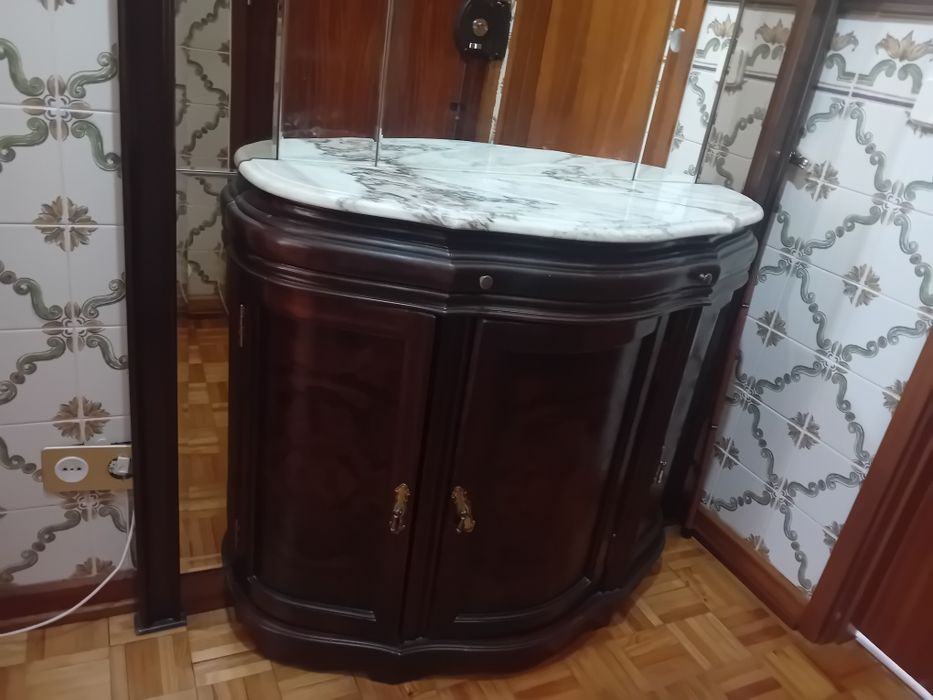 Móvel com espelho